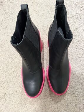 Sorel Black Chelsea Ankle Boots with Pink Soles